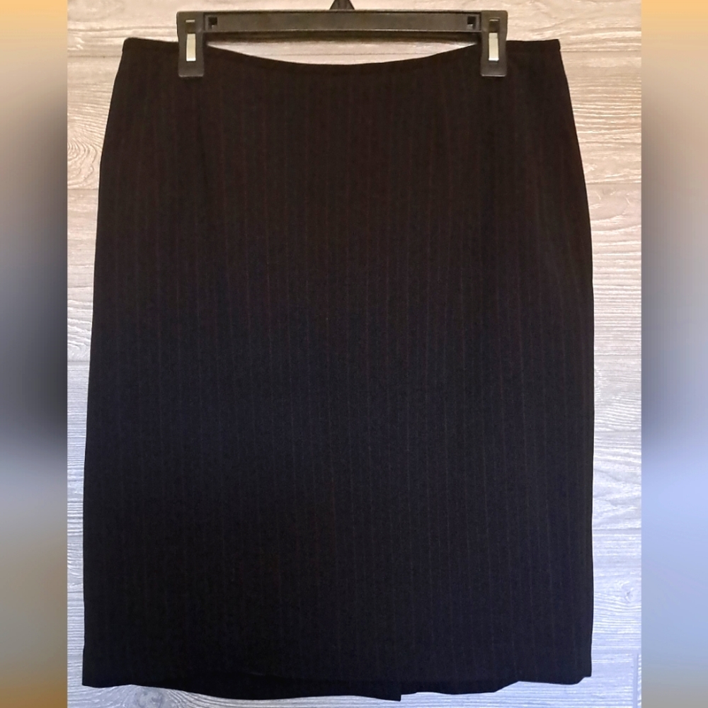 Le Suit black skirt with red pinstripes, size 12, 98% polyester, 2% rayon